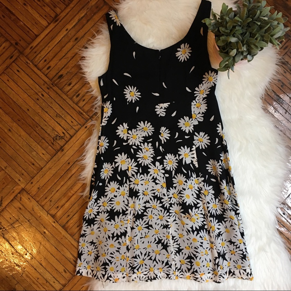 ✔️SOLD✔️Moschino Cheap and Chic Daisy Dress - Picture 6 of 8